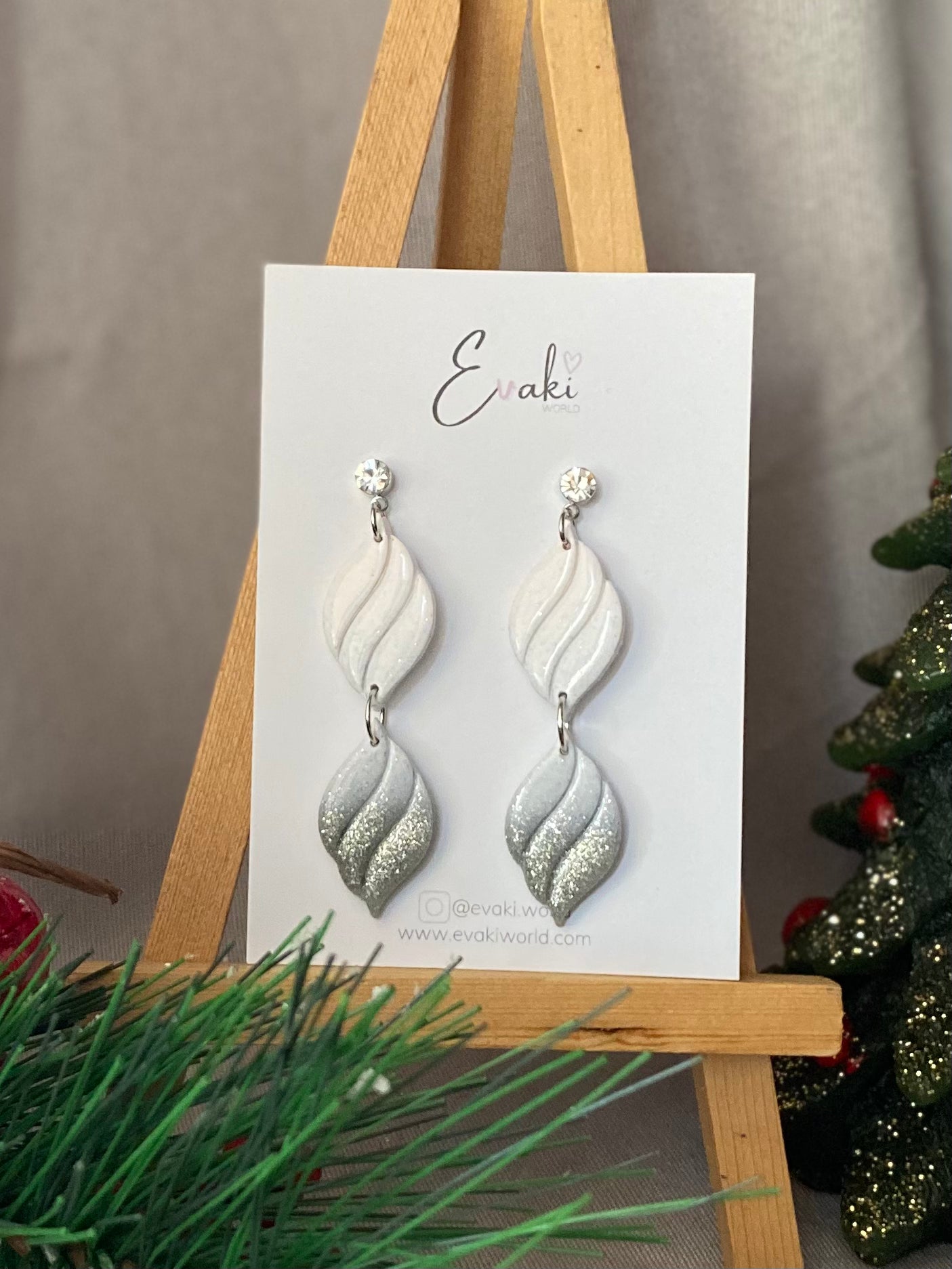 Festive Waves in Silver & White