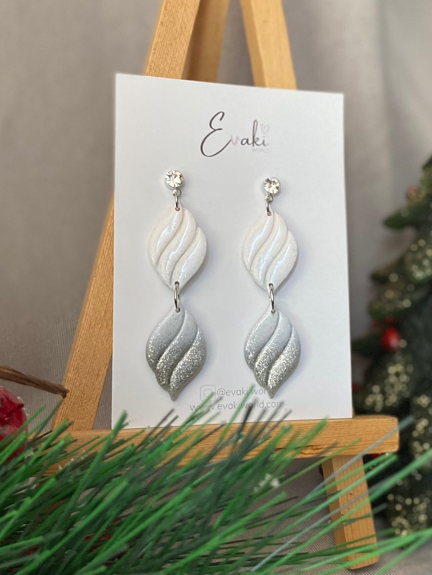 Festive Waves in Silver & White