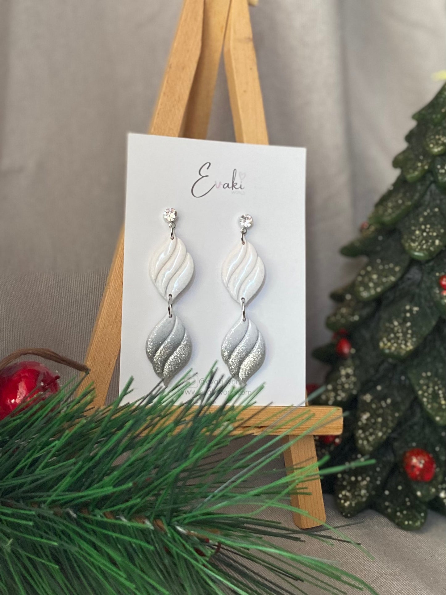 Festive Waves in Silver & White